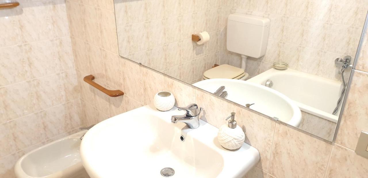 Charming & Parking By Anthea Homes Apartment